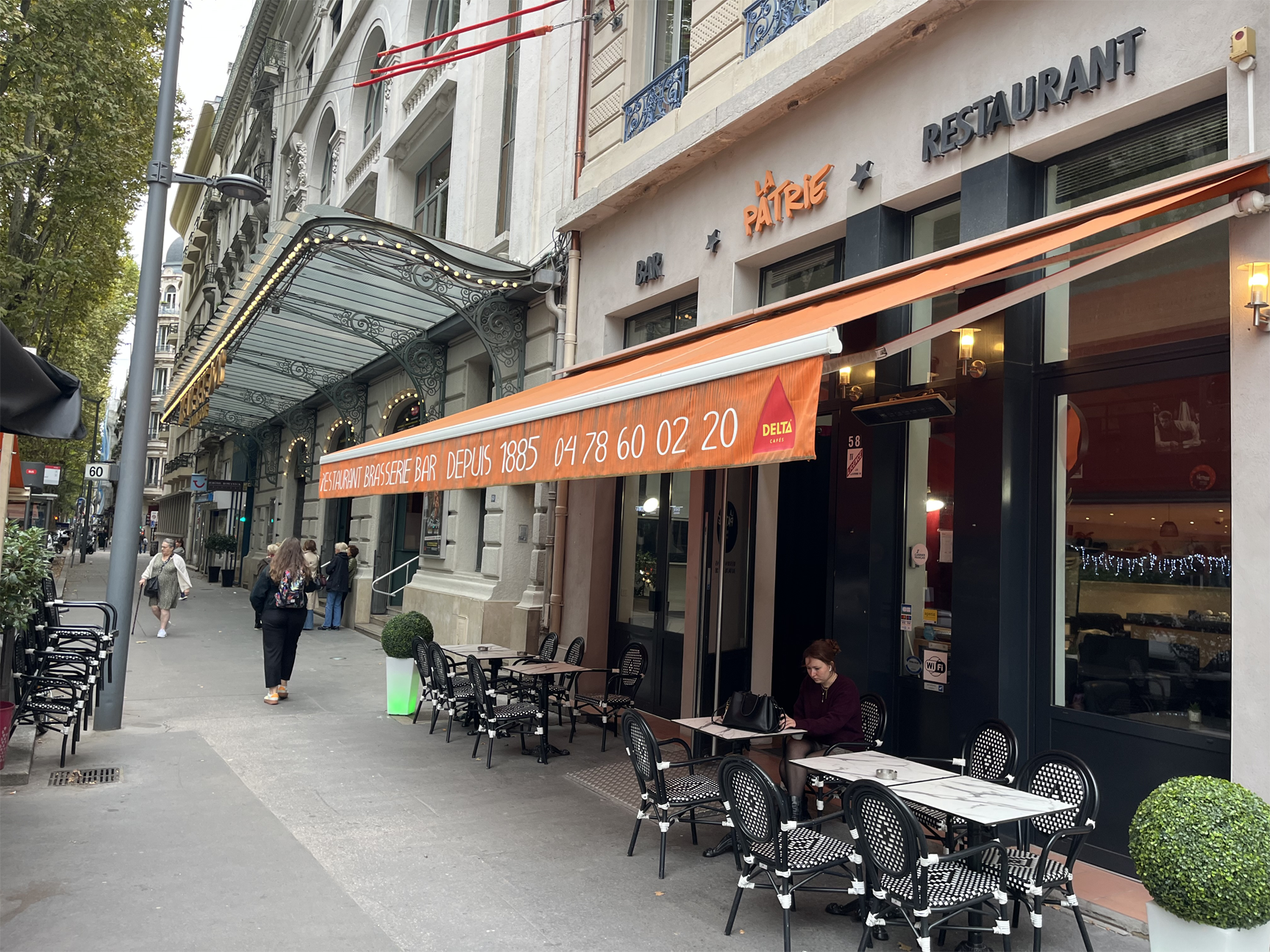 Vue intérieure moderne de la Brasserie La Patrie proche du Théâtre Tête d’Or