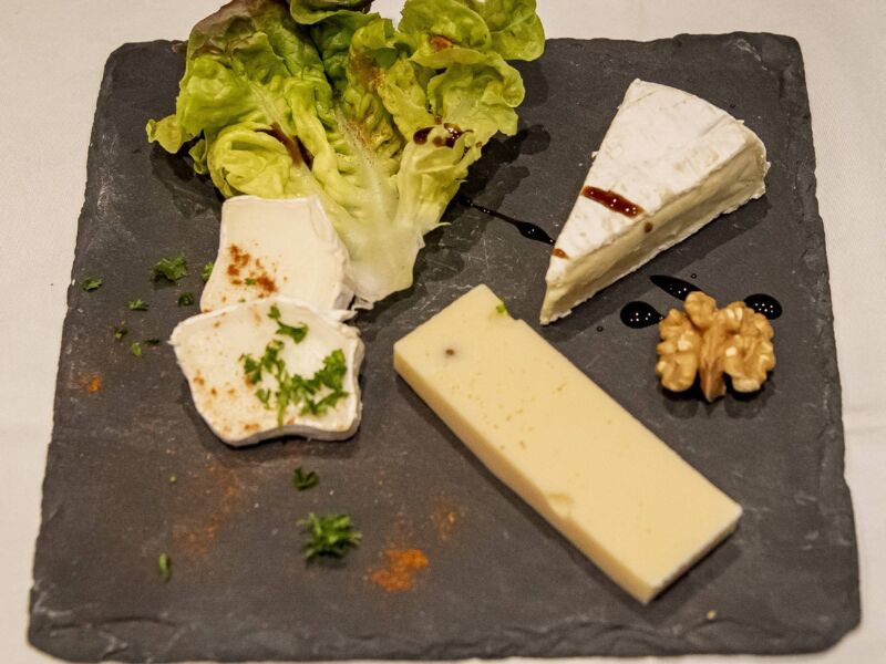 Assiette de fromages (brie, chèvre, tome) & noix, salade
