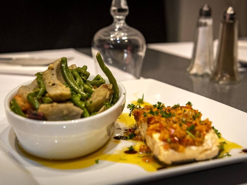 Filet de poisson, concassé de poivrons et légumes mijotés.