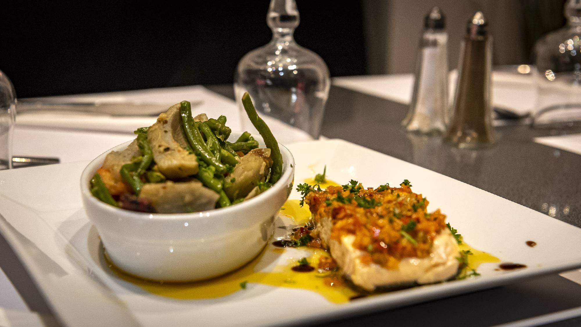 Filet de poisson, concassé de poivrons et légumes mijotés.