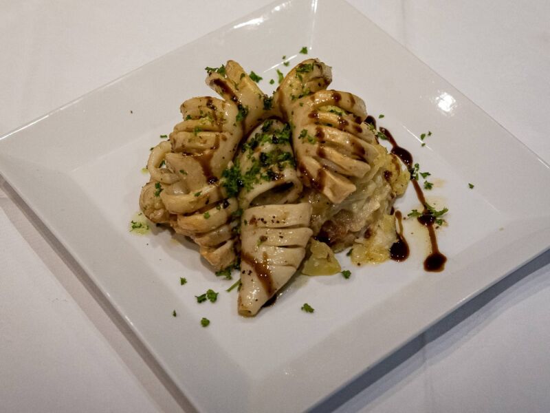 Encornets à la plancha (persillade) sur gratin de pommes de terre.