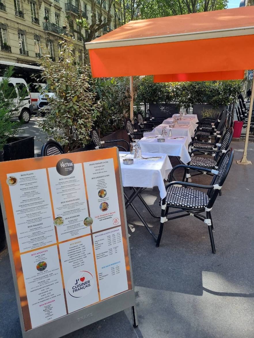 Terrasse du restaurant La Patrie à Lyon 6, déjeuner en plein air